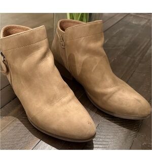UNIONBAY Faux Suede Ankle Boots/ Bootie Side Zip Size 10 Camel Wooden Heel